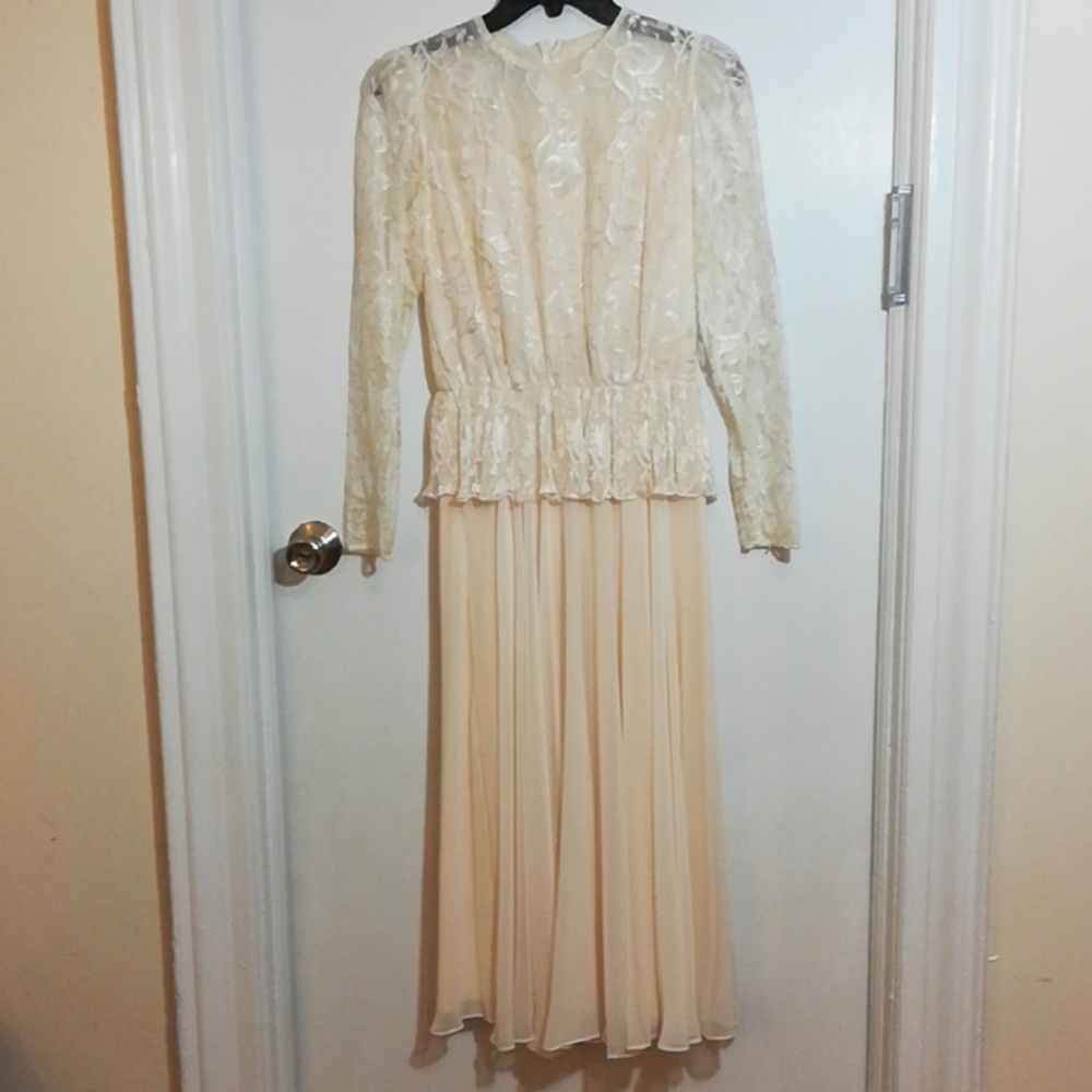 VINTAGE WOMEN'S LONG SLEEVE CREAM DRESS